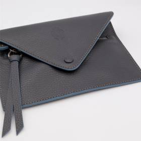 Pochette ceinture en cuir grainé anthracite jeans