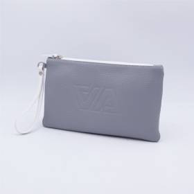 Pochette à main en cuir grainé gris blanc
