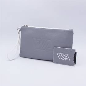 Pochette à main en cuir grainé gris blanc