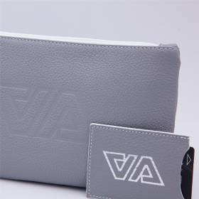Pochette à main en cuir grainé gris blanc