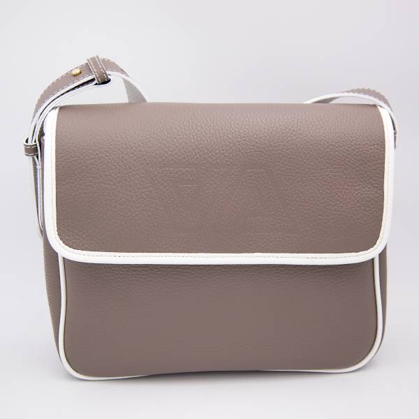 Sac bandoulière à rabat en cuir grainé taupe blanc .
