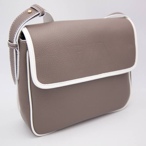 Sac bandoulière à rabat en cuir grainé taupe blanc .