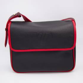Sac bandoulière à rabat en cuir grainé noir rouge .
