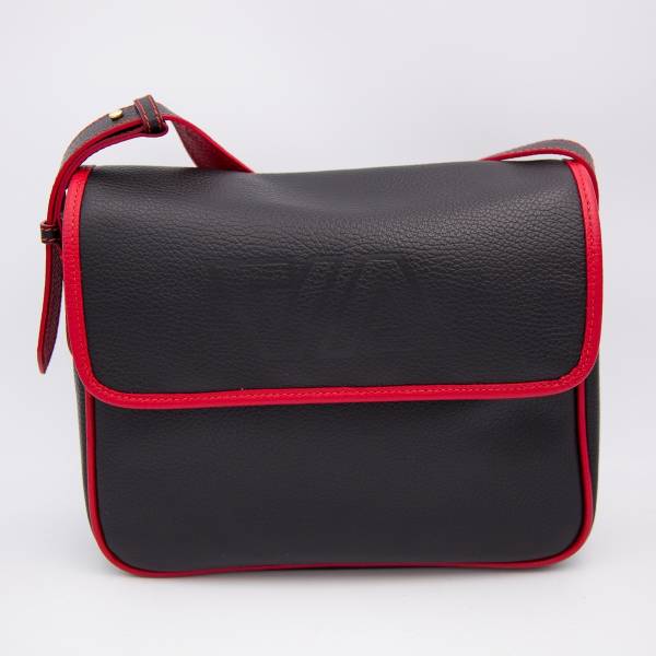 Sac bandoulière à rabat en cuir grainé noir rouge .
