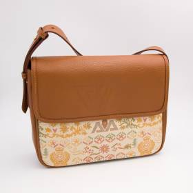 Sac bandoulière à rabat en cuir grainé beige noisette .