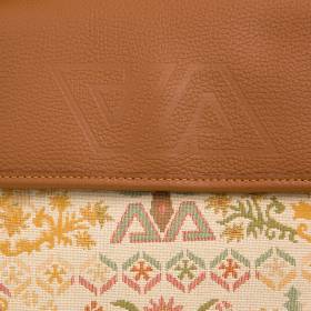 Sac bandoulière à rabat en cuir grainé beige noisette .