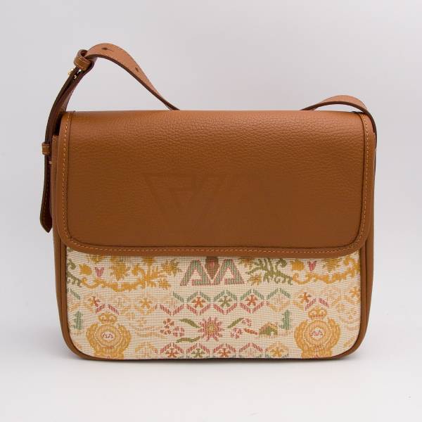 Sac bandoulière à rabat en cuir grainé beige noisette .