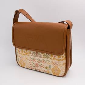Sac bandoulière à rabat en cuir grainé beige noisette .