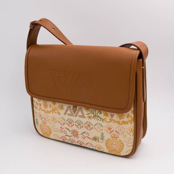 Sac bandoulière à rabat en cuir grainé beige noisette .