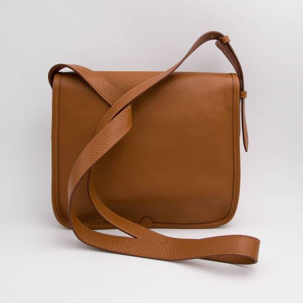 Sac bandoulière à rabat en cuir grainé beige noisette .