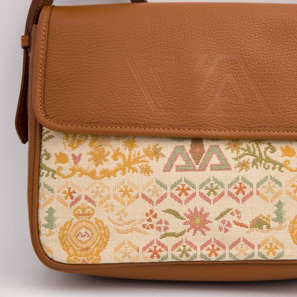 Sac bandoulière à rabat en cuir grainé beige noisette .