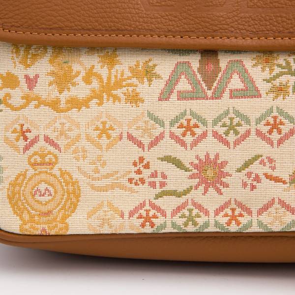 Sac bandoulière à rabat en cuir grainé beige noisette .