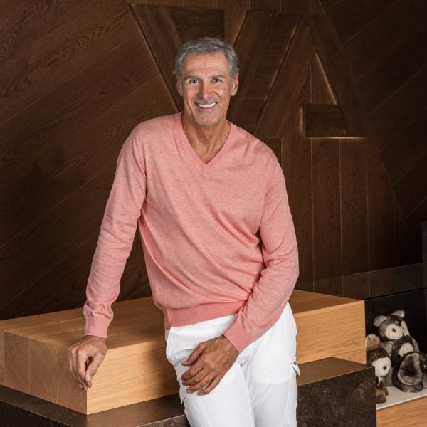 Pull col V en coton et cashmere corail . .