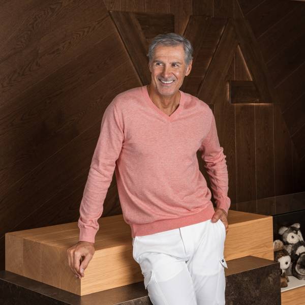 Pull col V en coton et cashmere corail . .