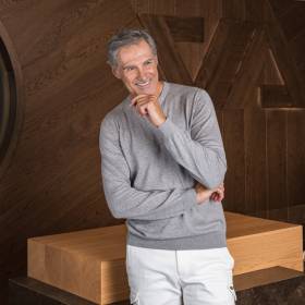 Pull col rond en coton et cashmere gris . .