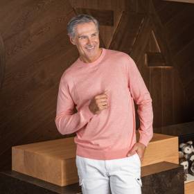 Pull col rond en coton et cashmere corail . .