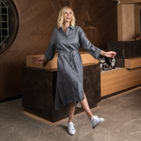 Robe ceinturée en lin ardoise . .