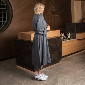 Robe ceinturée en lin ardoise . .