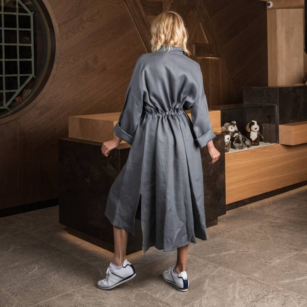 Robe ceinturée en lin ardoise . .