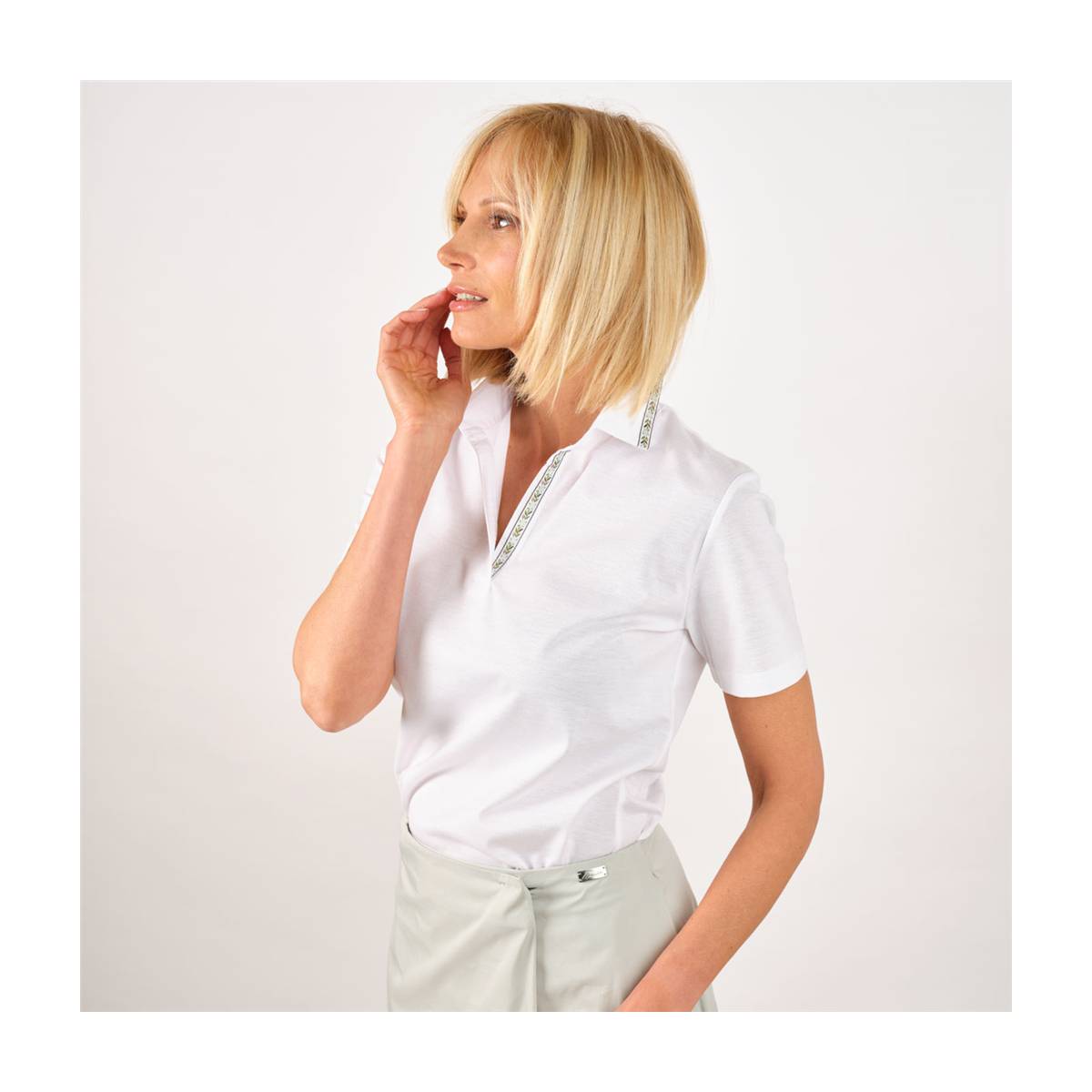 Polo broderie anglaise col galon blanc . .