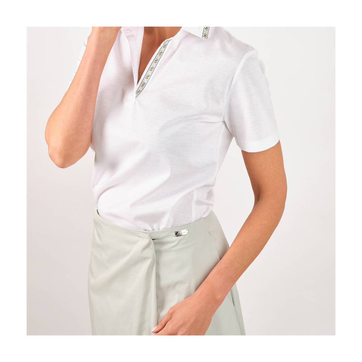 Polo broderie anglaise col galon blanc . .