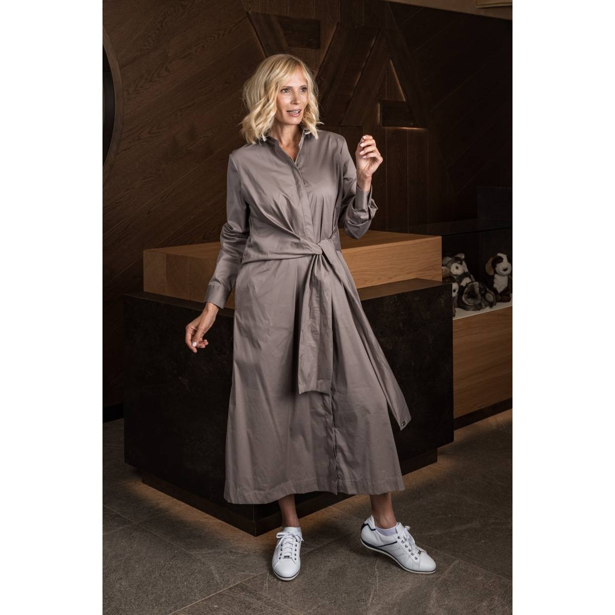 Robe longue ceinturée en coton taupe