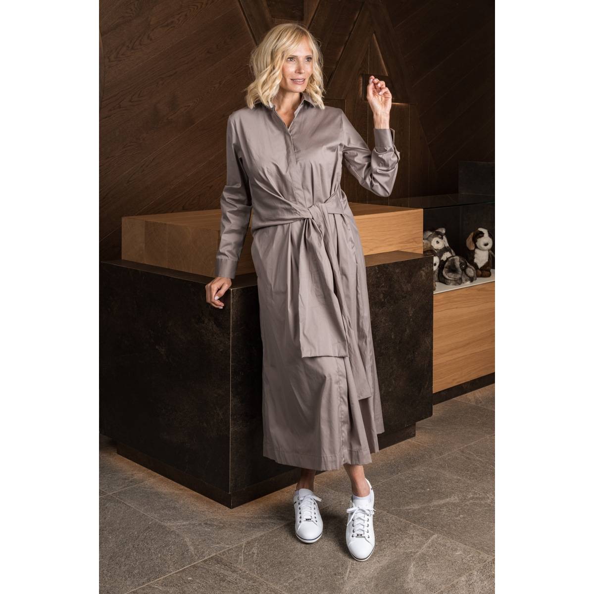 Robe longue ceinturée en coton taupe