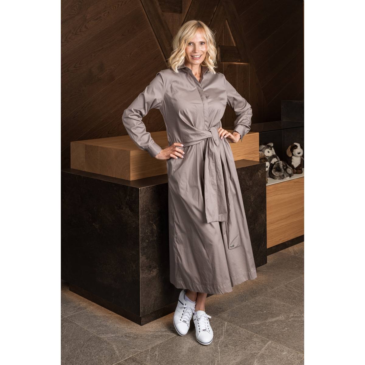 Robe longue ceinturée en coton taupe