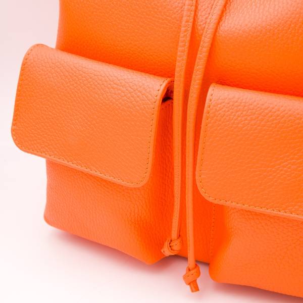Sac à dos cuir avec poches à rabats orange
