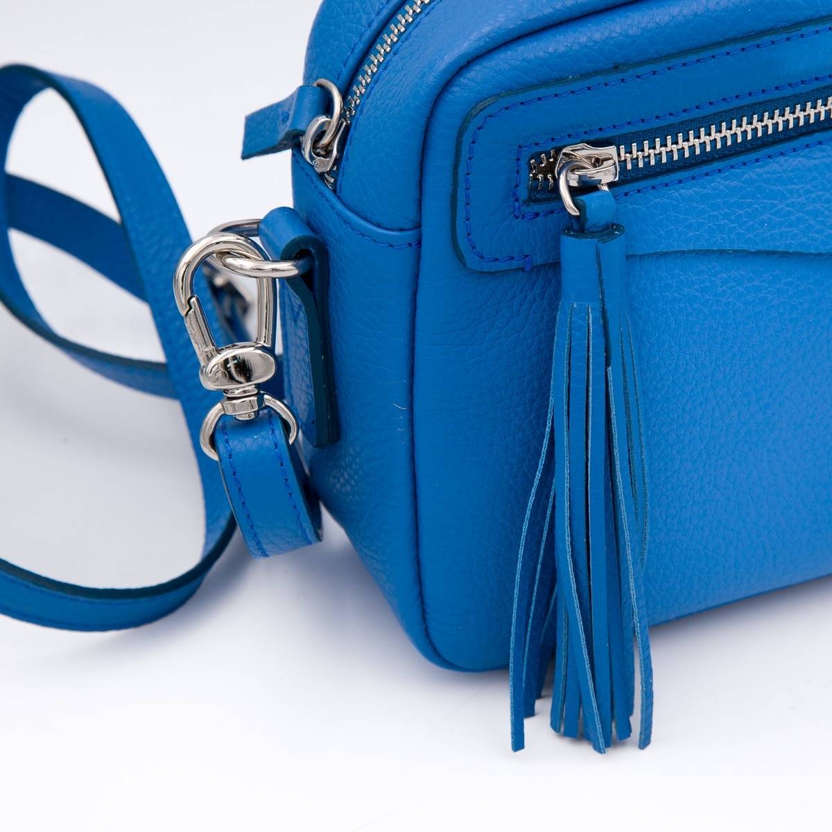 Sac bandoulière en cuir pompon bleuet bleuet .