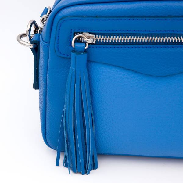 Sac bandoulière en cuir pompon bleuet bleuet .