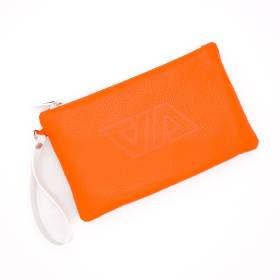 Pochette à main en cuir grainé orange blanc .