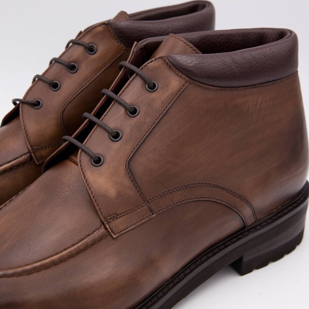 Chaussures de ville montantes en cuir chataigne marron .