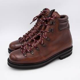 Chaussures mountain en cuir noisette marron .