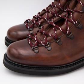 Chaussures mountain en cuir noisette marron .