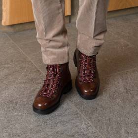 Chaussures mountain en cuir noisette marron .
