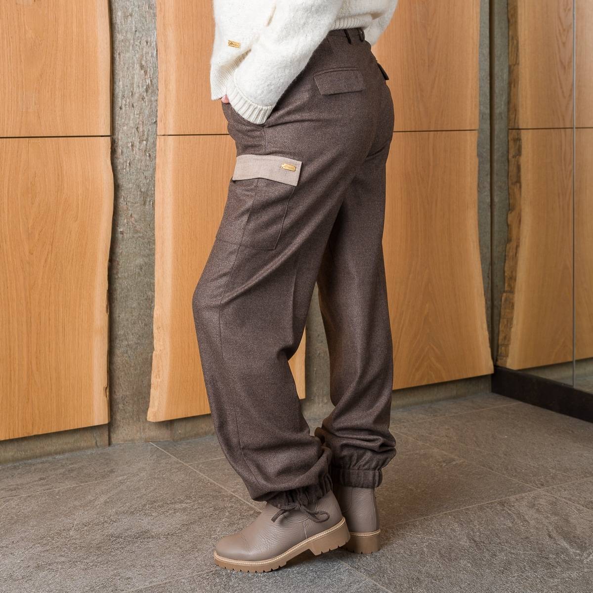 Pantalon cargo en cashmere brun grège