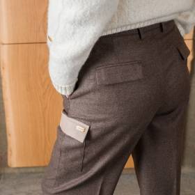 Pantalon cargo en cashmere brun grège