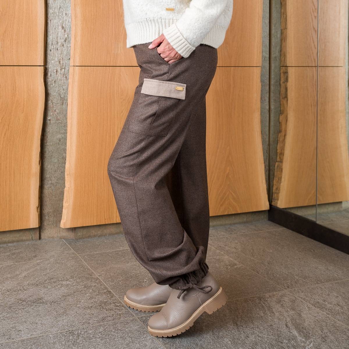 Pantalon cargo en cashmere brun grège