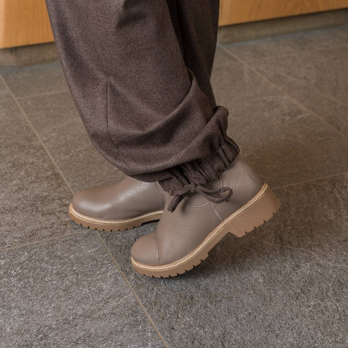 Pantalon cargo en cashmere brun grège