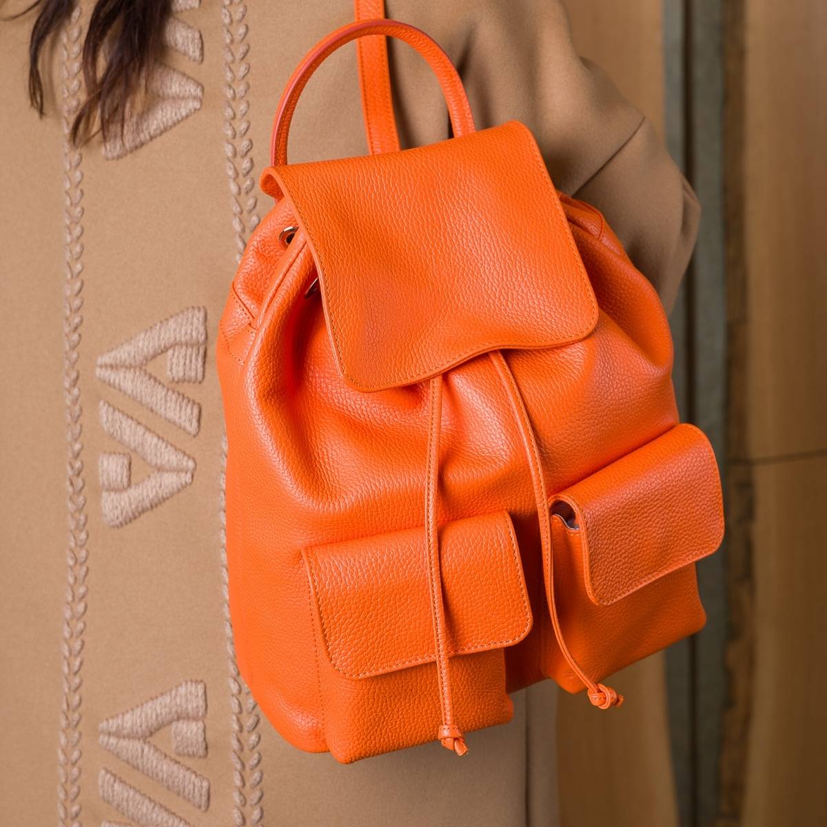 Sac à dos cuir avec poches à rabats orange