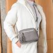 Sac bandoulière en cuir pompon taupe blanc .