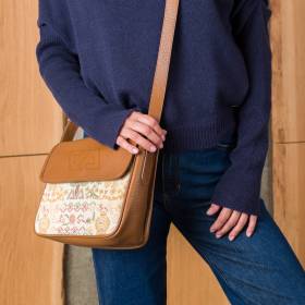 Sac bandoulière à rabat en cuir grainé beige noisette .