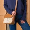 Sac bandoulière à rabat en cuir grainé beige noisette .
