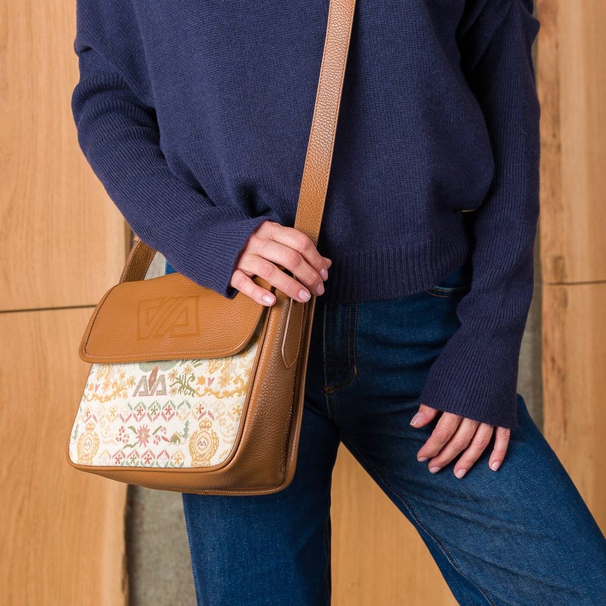 Sac bandoulière à rabat en cuir grainé beige noisette .