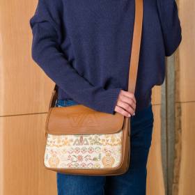 Sac bandoulière à rabat en cuir grainé beige noisette .