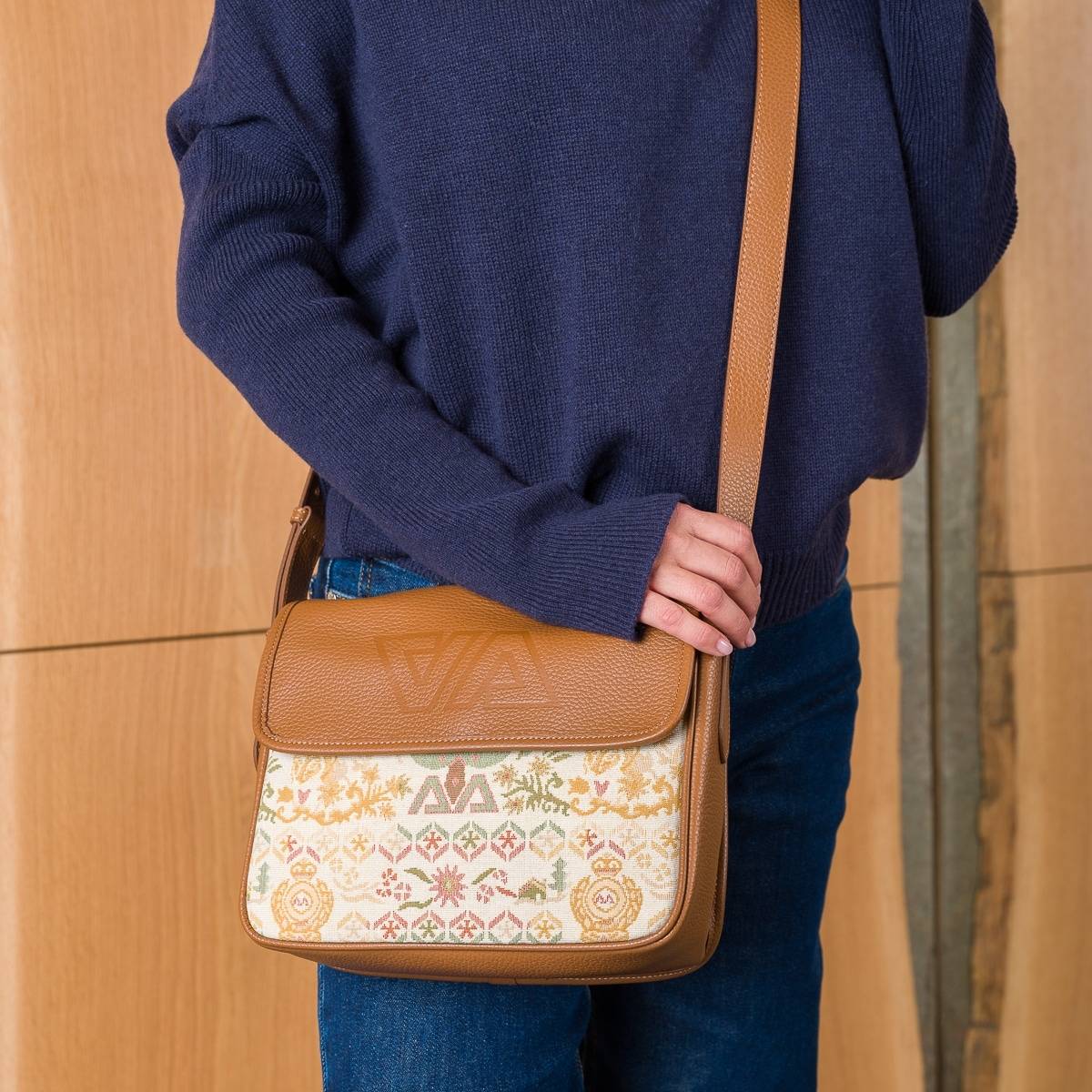 Sac bandoulière à rabat en cuir grainé beige noisette .