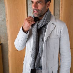Echarpe chevrons en cashmere souris écru .