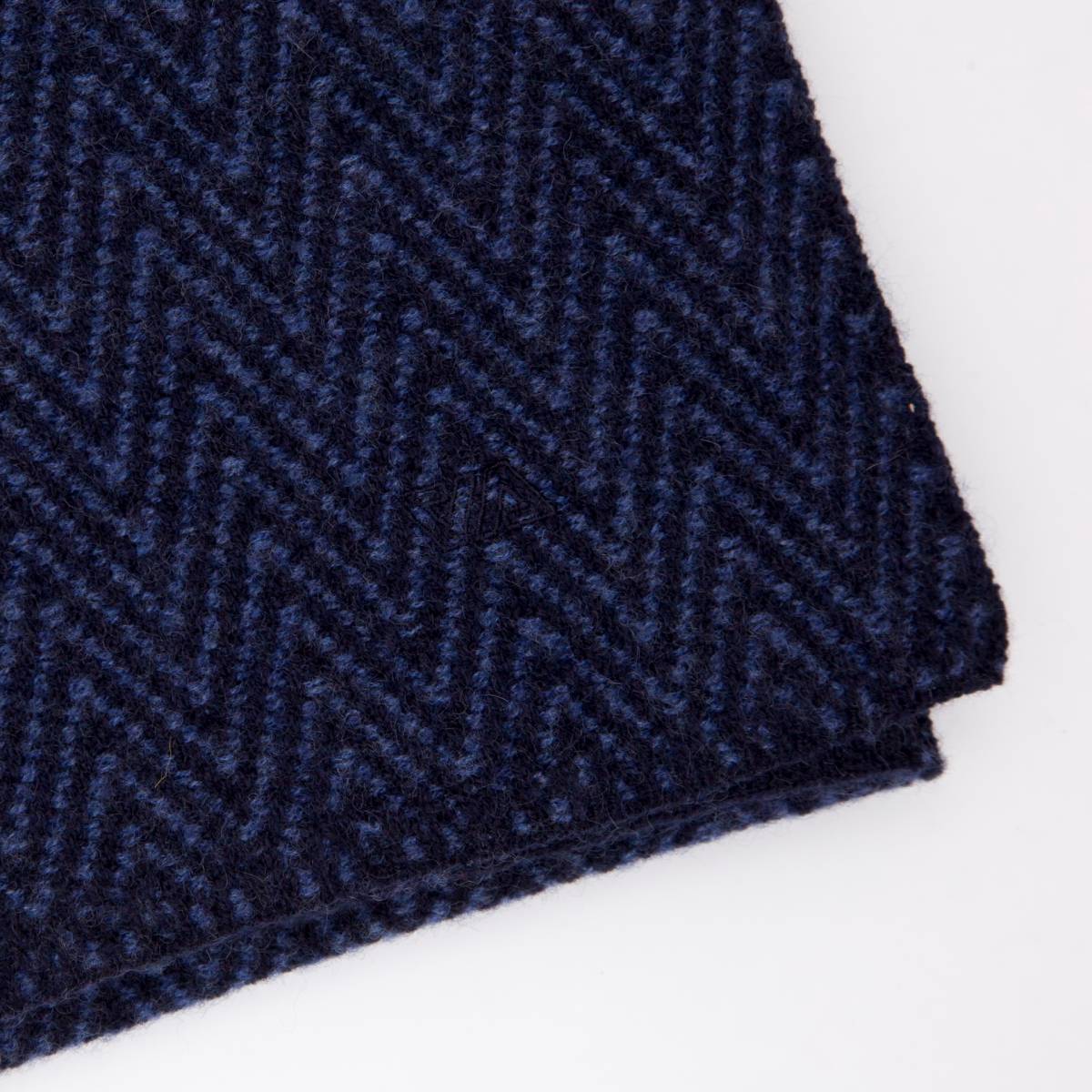 Echarpe chevrons en cashmere dark blue denim .
