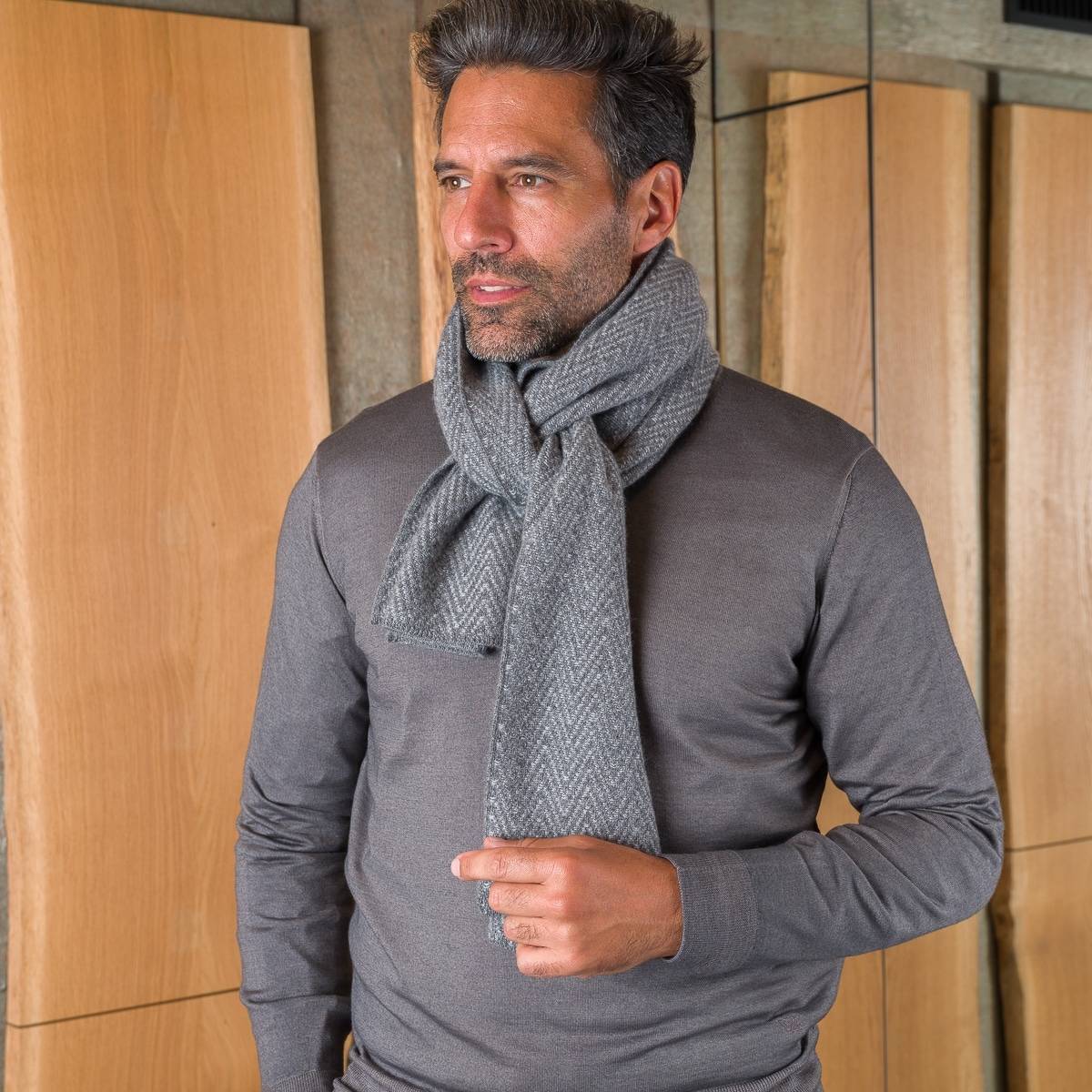 Echarpe chevrons en cashmere graphite souris .